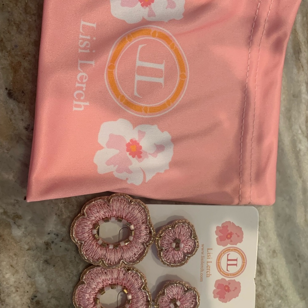 NWT Lisi Lerch pink flower earrings!! - Picture 4 of 4
